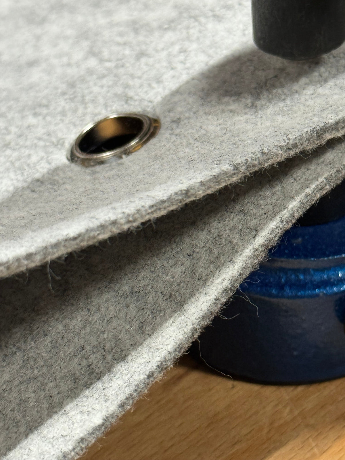 Archery Backstop ca. 150x100 cm aus grauem doppellagigem 2x3mm Filz mit 6 Ösen