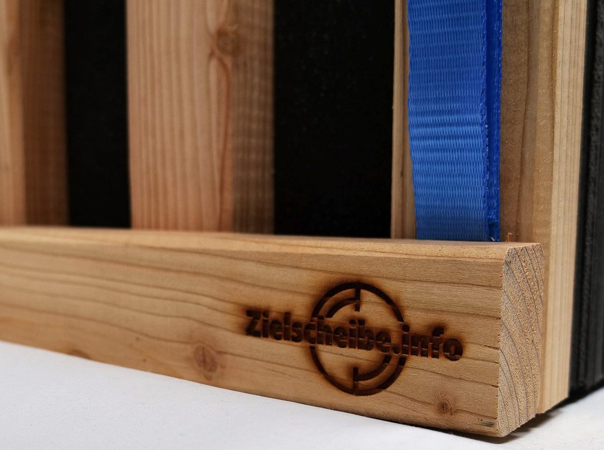 Lamellierte Zielscheibe mit Spanngurten in 80x80x30 cm