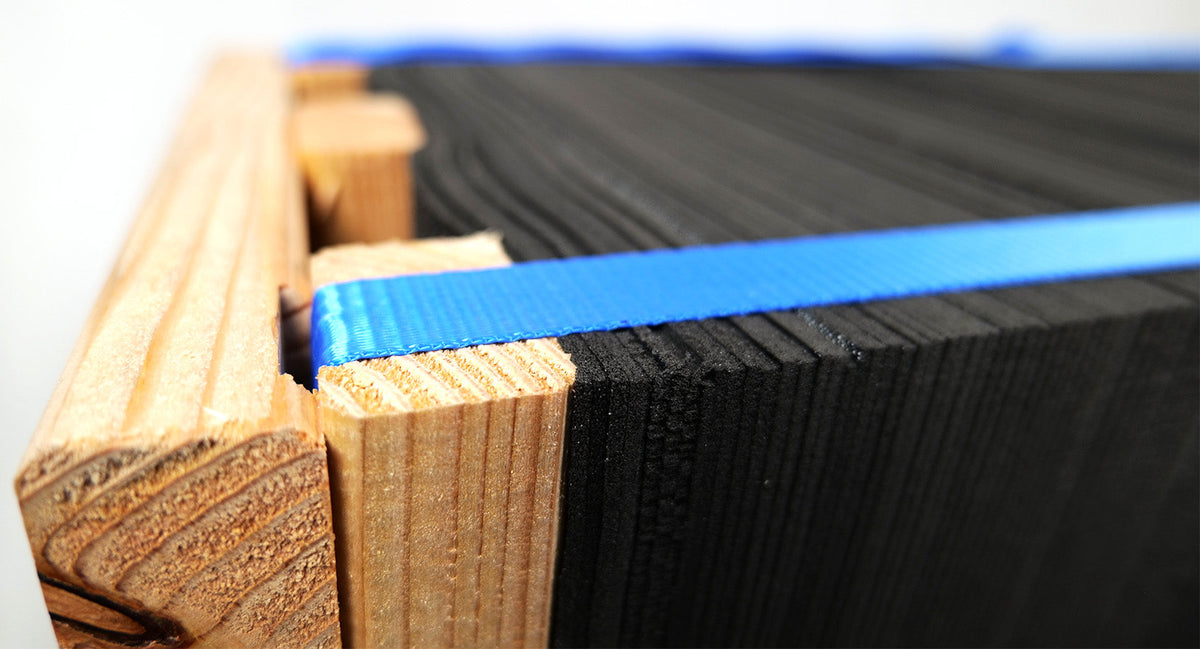 Lamellierte Zielscheibe mit Spanngurten in 80x80x30 cm